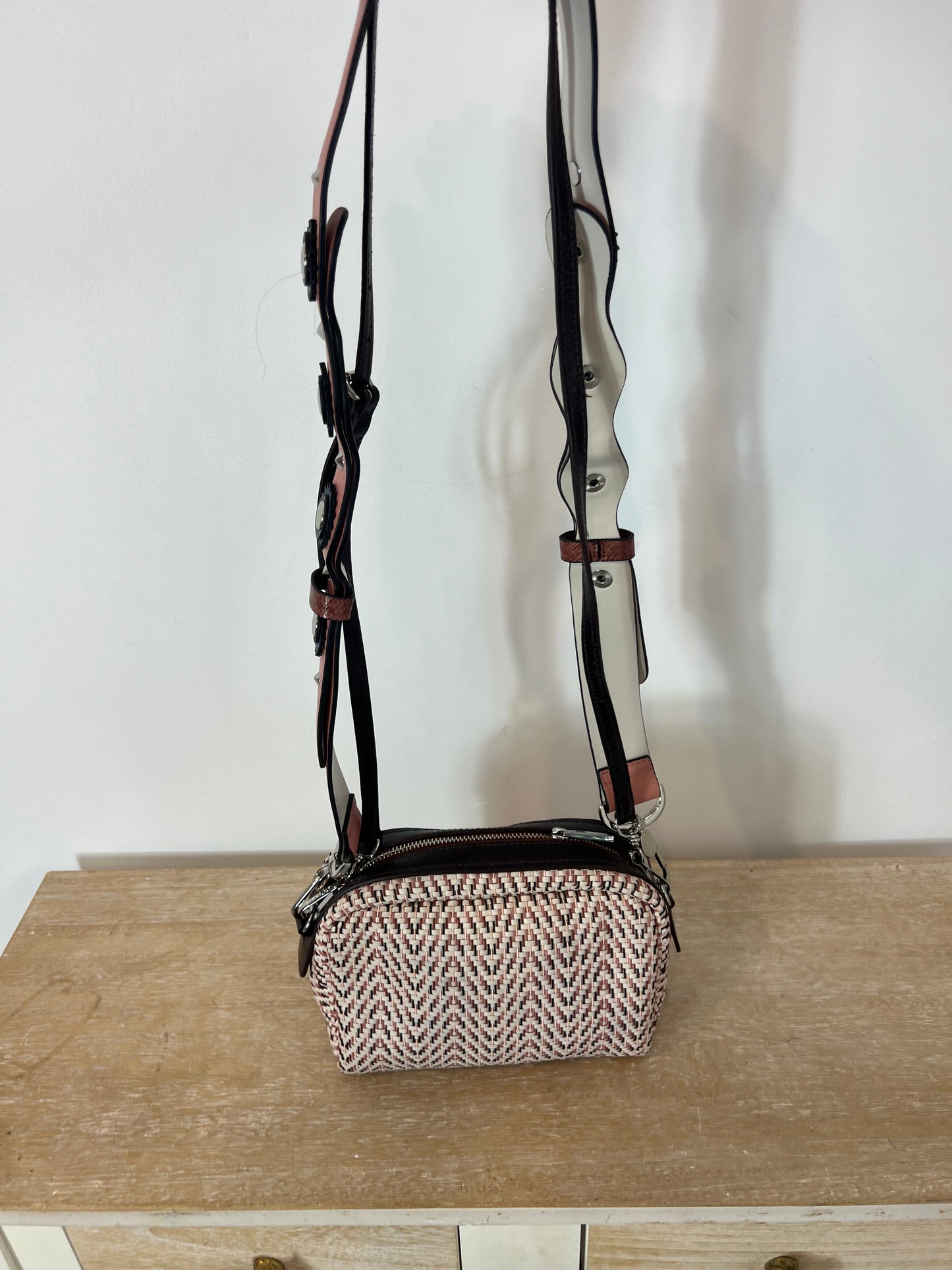 BIMBA Y LOLA. Bolso efecto trenzado