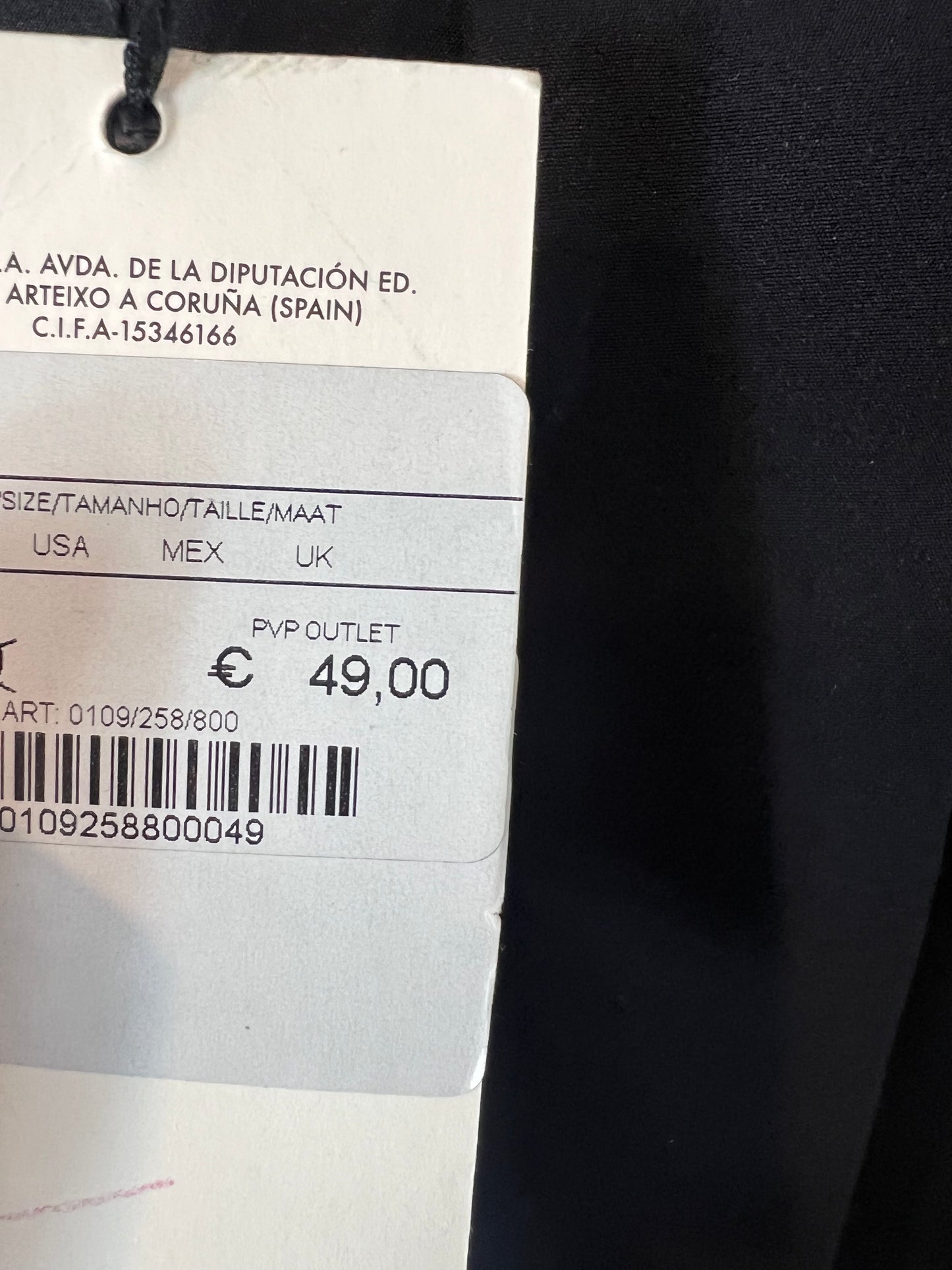 UTERQÜE. Trousers with pleats and ankle details. TL