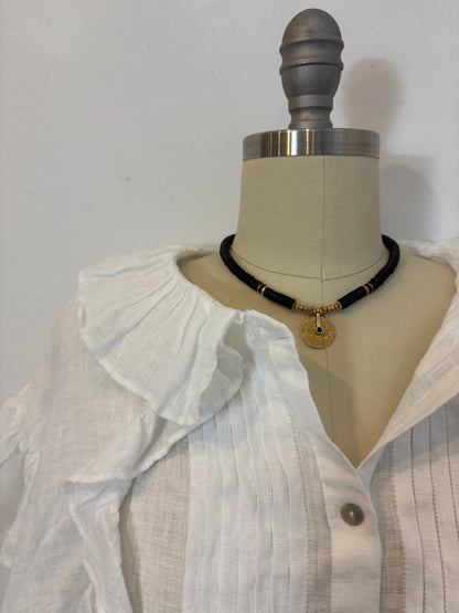 OTRAS. Gargantilla negra y dorada