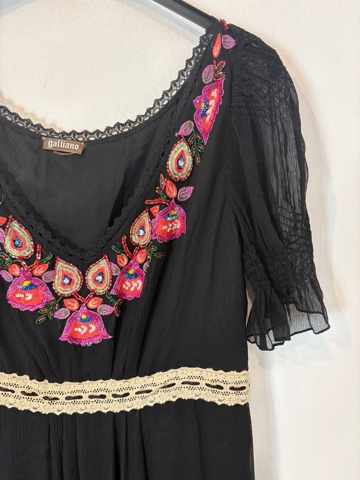 GALLIANO. Vestido de seda bordados y abalorios