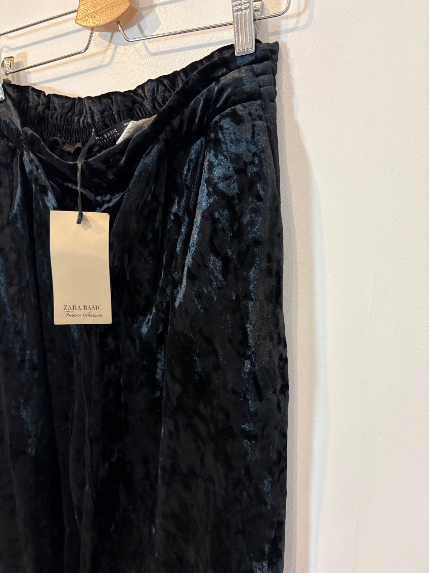 ZARA. Pantalón fluido terciopelo