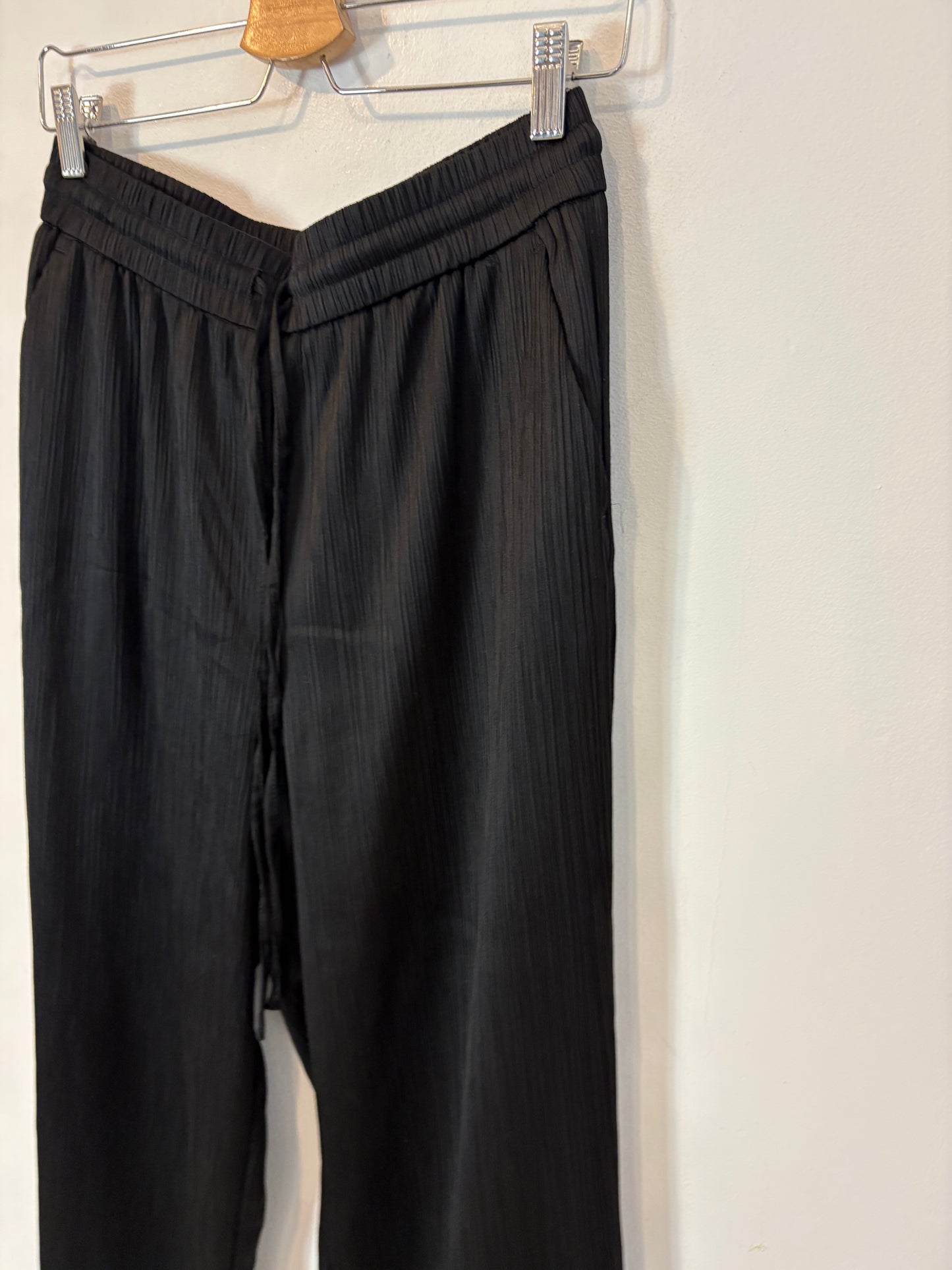ZARA. Pantalón negro fluido textura
