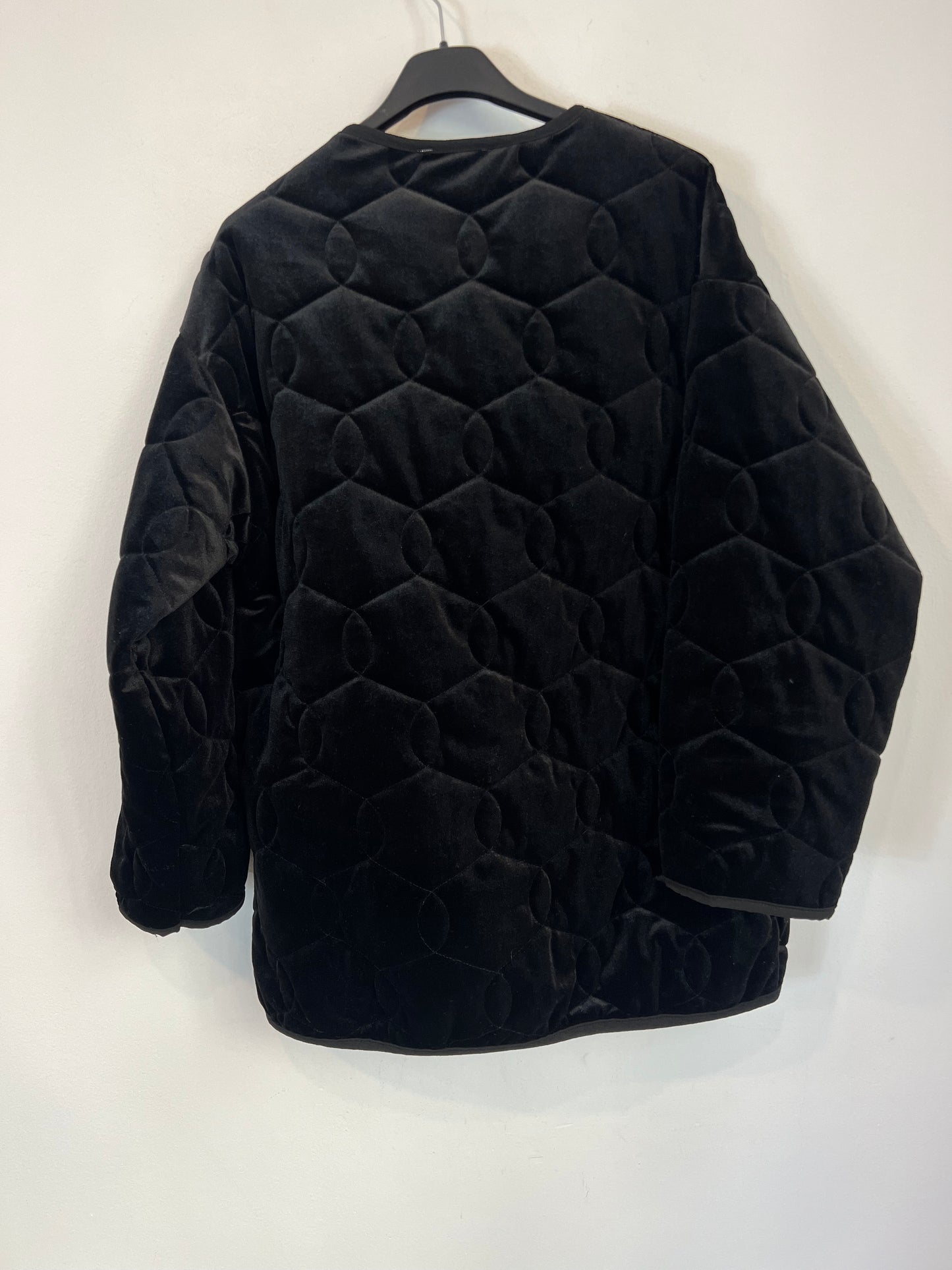 COISA MAIS LINDA. Chaqueta negra terciopelo  T.u(S/M)
