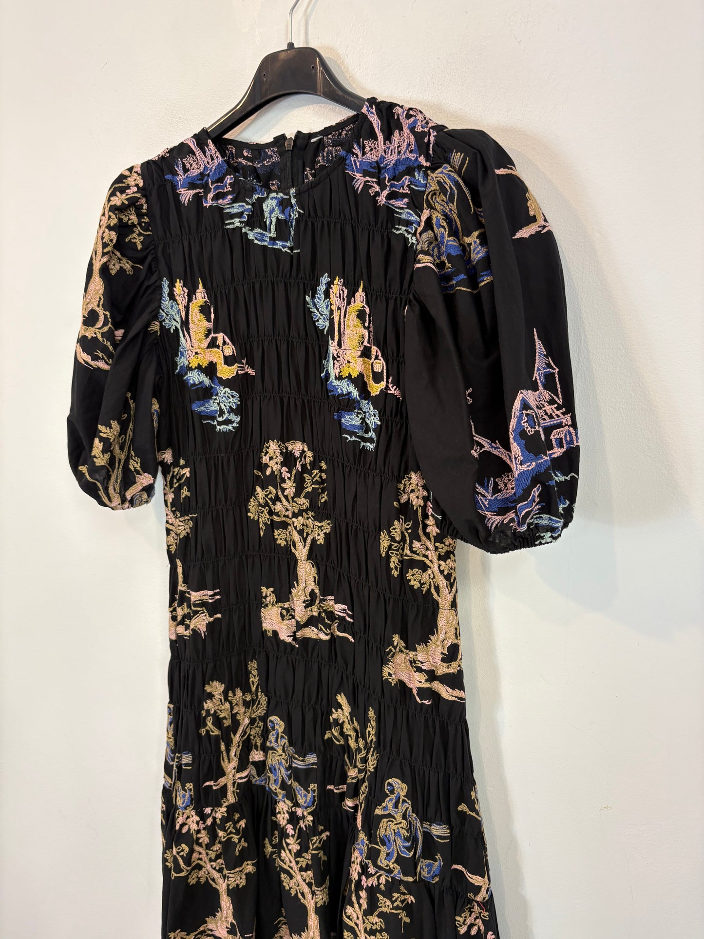 ZARA. Vestido midi negro con bordados florales