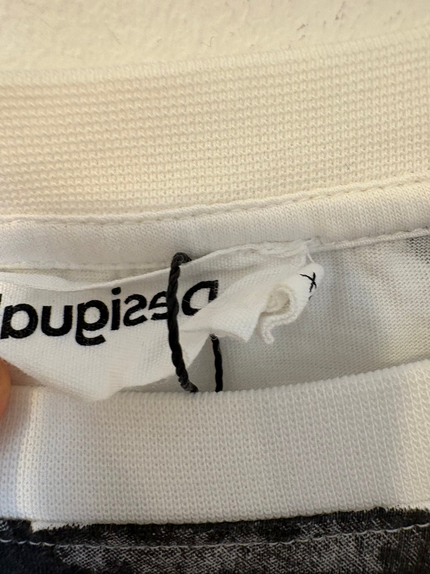 DESIGUAL. Camiseta blanca letras. T XL