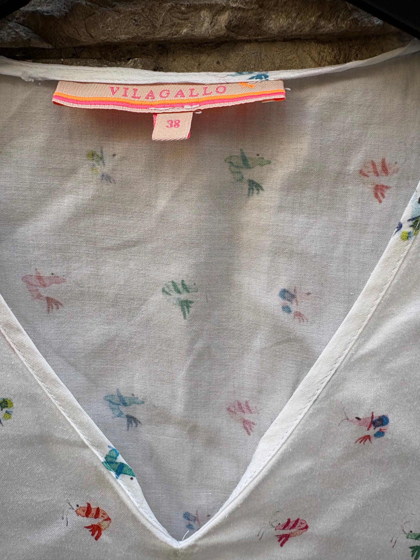 VILAGALLO. Blusa blanca dibujos