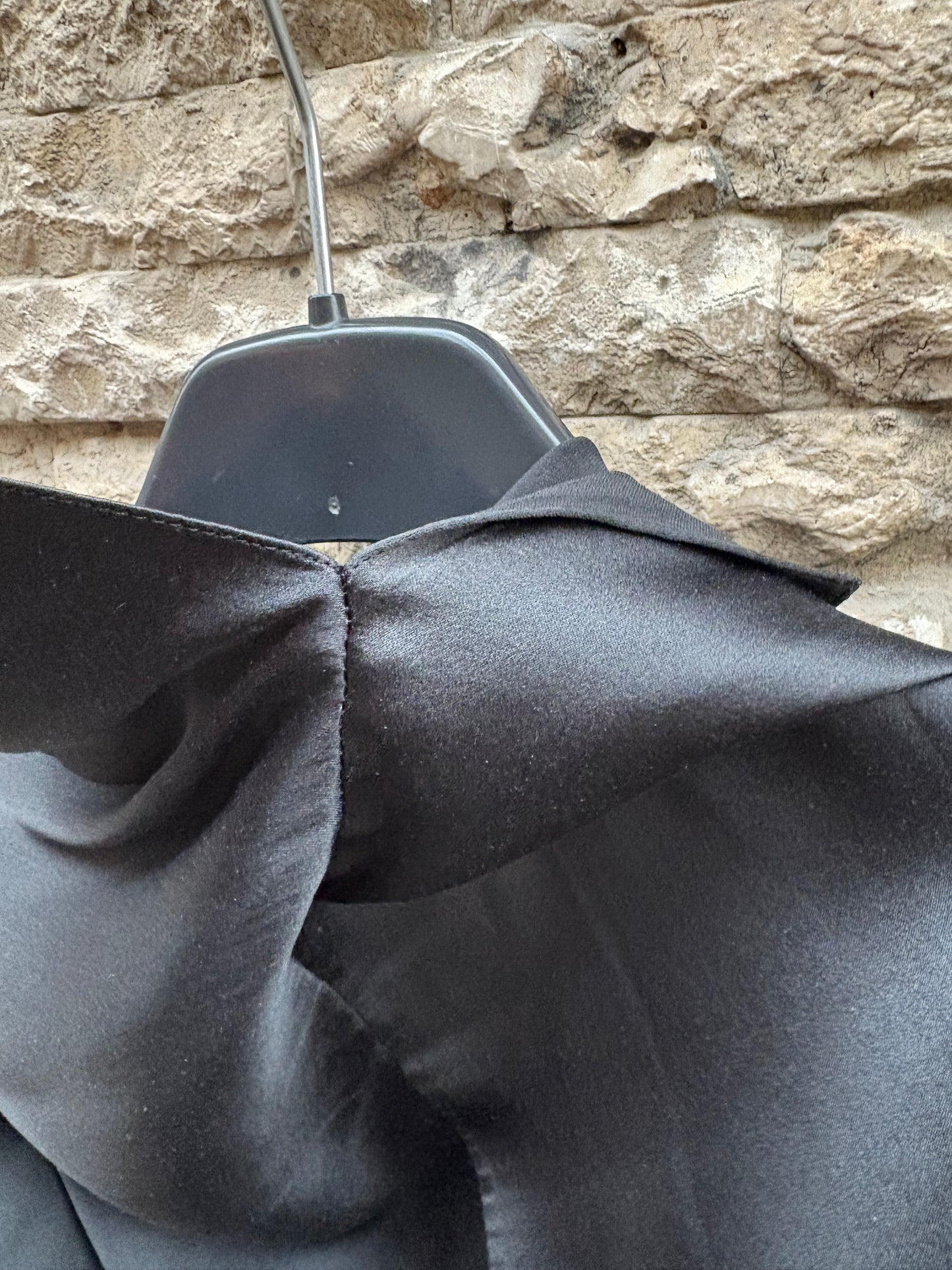 JANTAMINIAU. Top negro seda detalle cuello