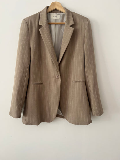 FLORIA. Conjunto beige rayas