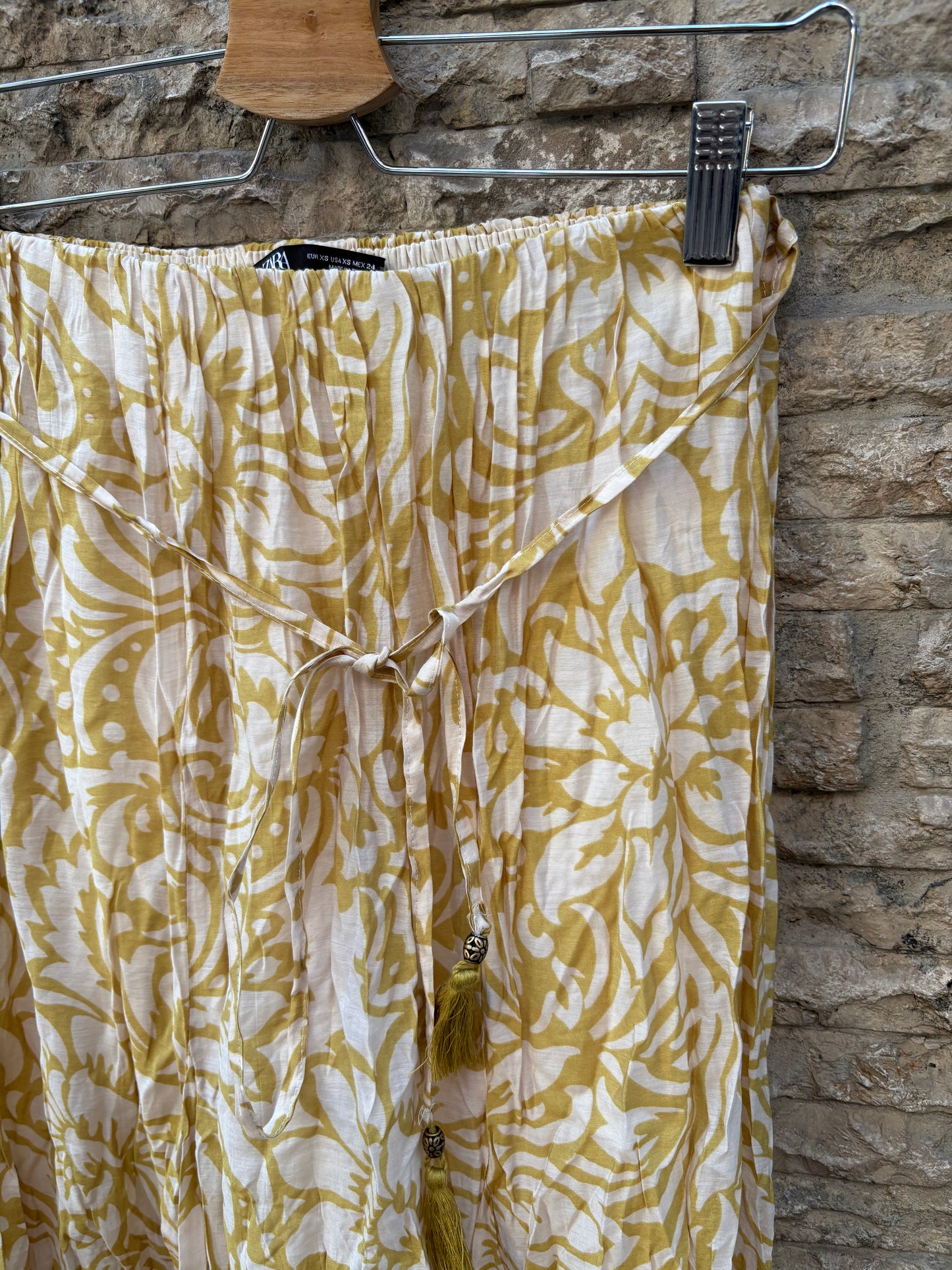 ZARA. Mustard printed skirt T.xs