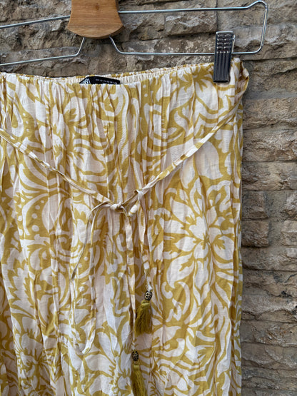 ZARA. Mustard printed skirt T.xs