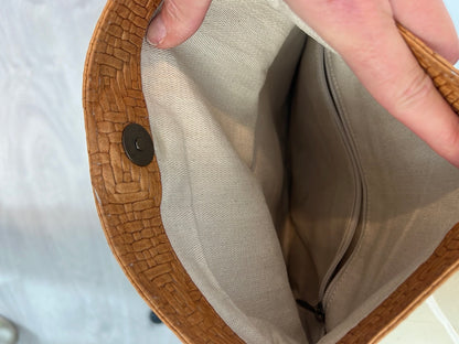 OTRAS. Bolso piel camel