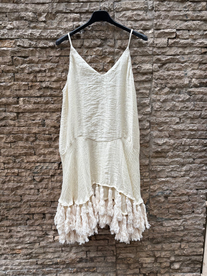 Vestido fluido de tirantes con borlas