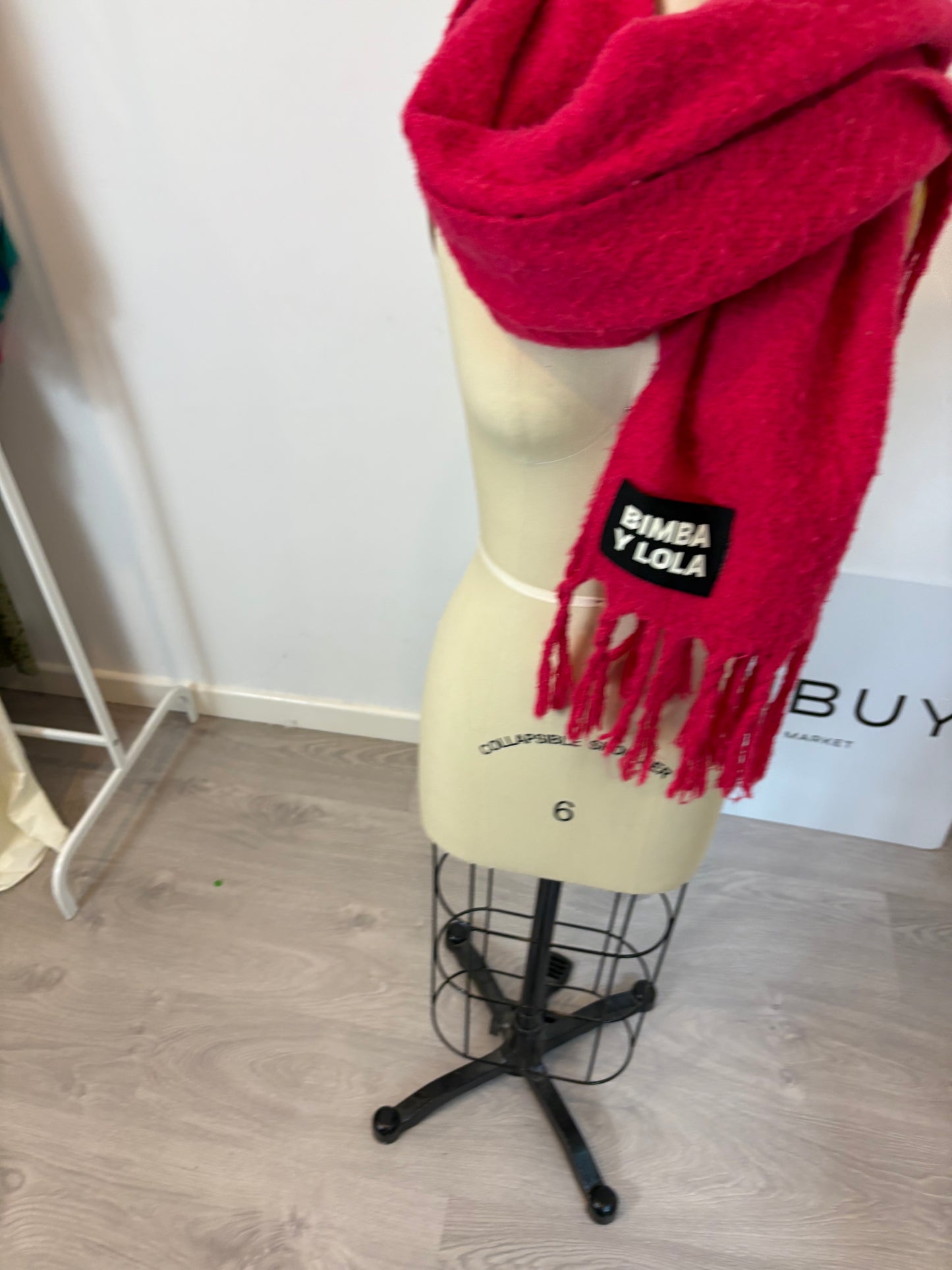 BIMBA Y LOLA. Bufanda fucsia gruesa