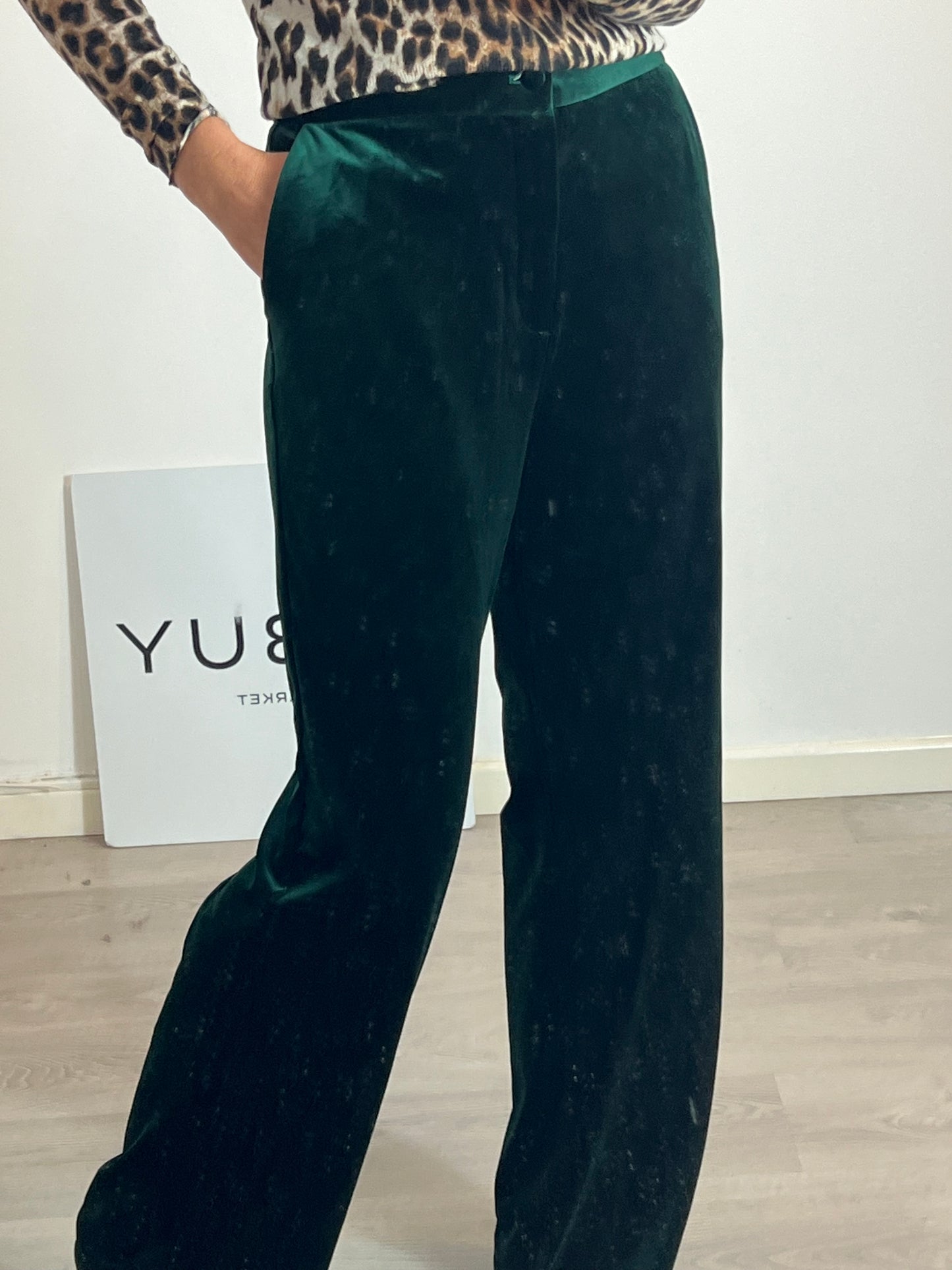 ATTENTIF. Pantalón terciopelo verde. T 40