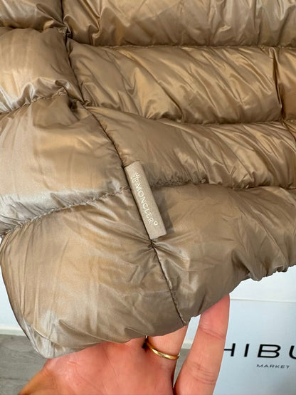 MONCLER. Chaleco ligero beige oscuro