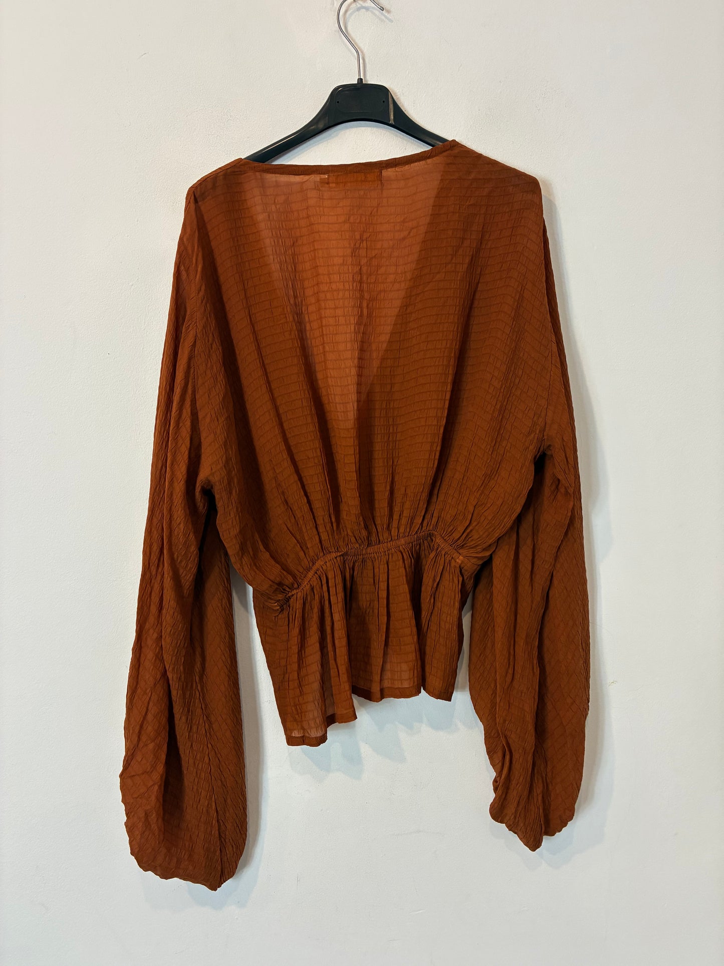 SAVANNAH MORROW. Blusa marrón fluida