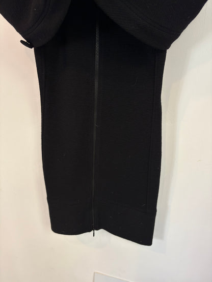 MIRIAM OCARIZ. Vestido negro textura capa