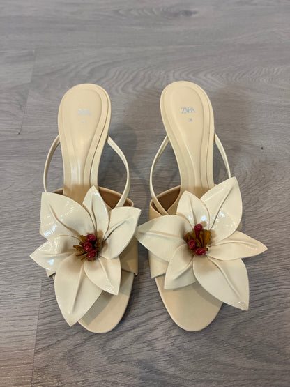ZARA. Sandalia beige flor. T 38