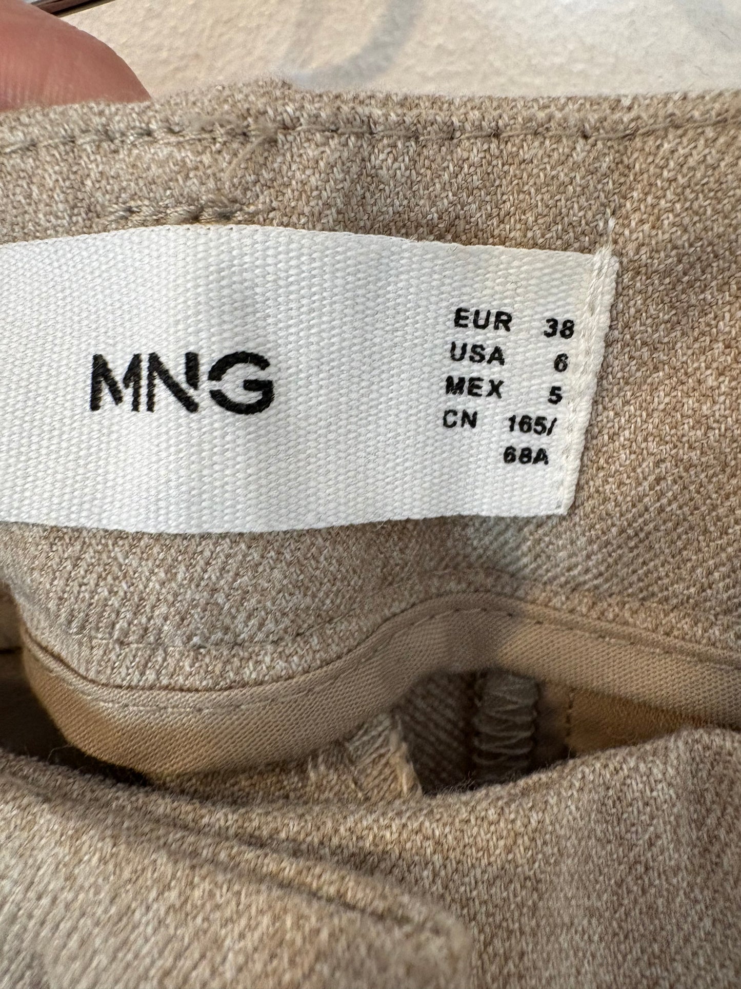 MANGO. Pantalón pinzas beige jaspeado