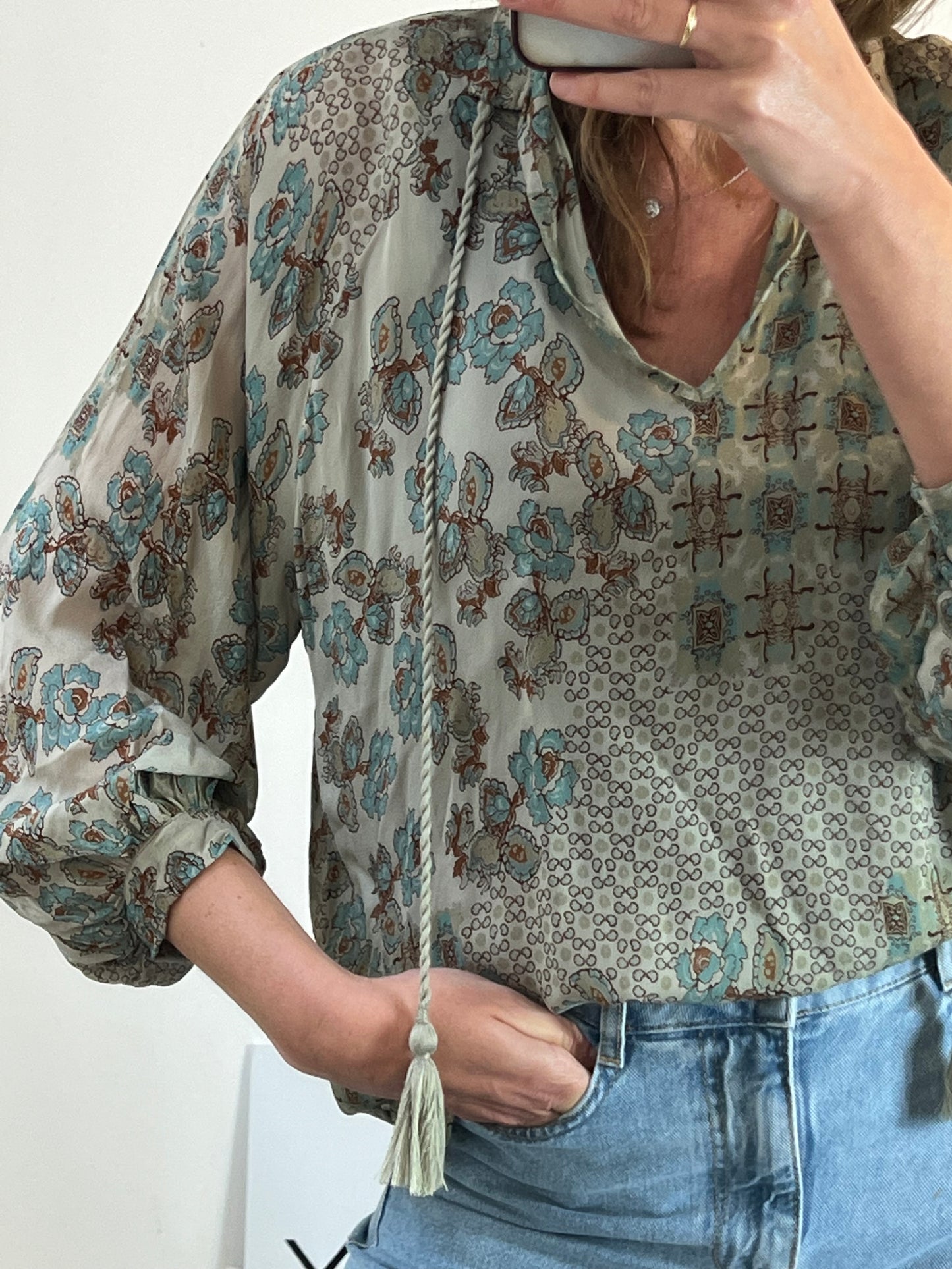 CHARLIE JOE. Blusa estampada tonos verdes. T S