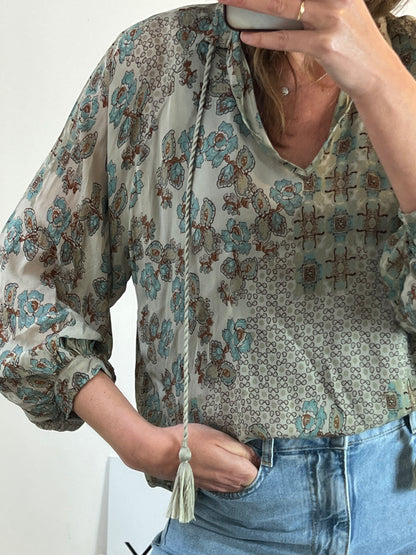 CHARLIE JOE. Blusa estampada tonos verdes. T S