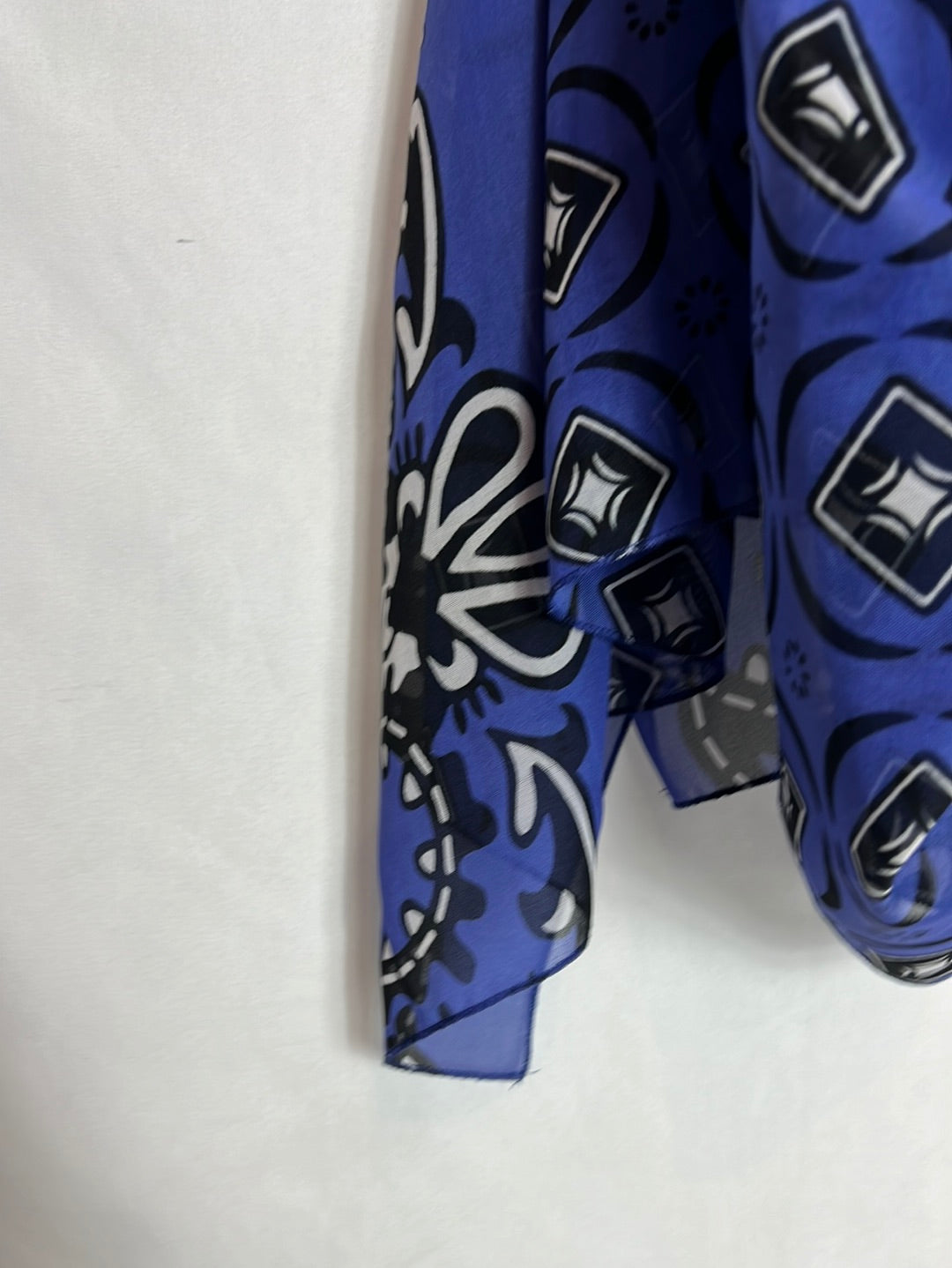 OTRAS. Pañuelo morado estampado