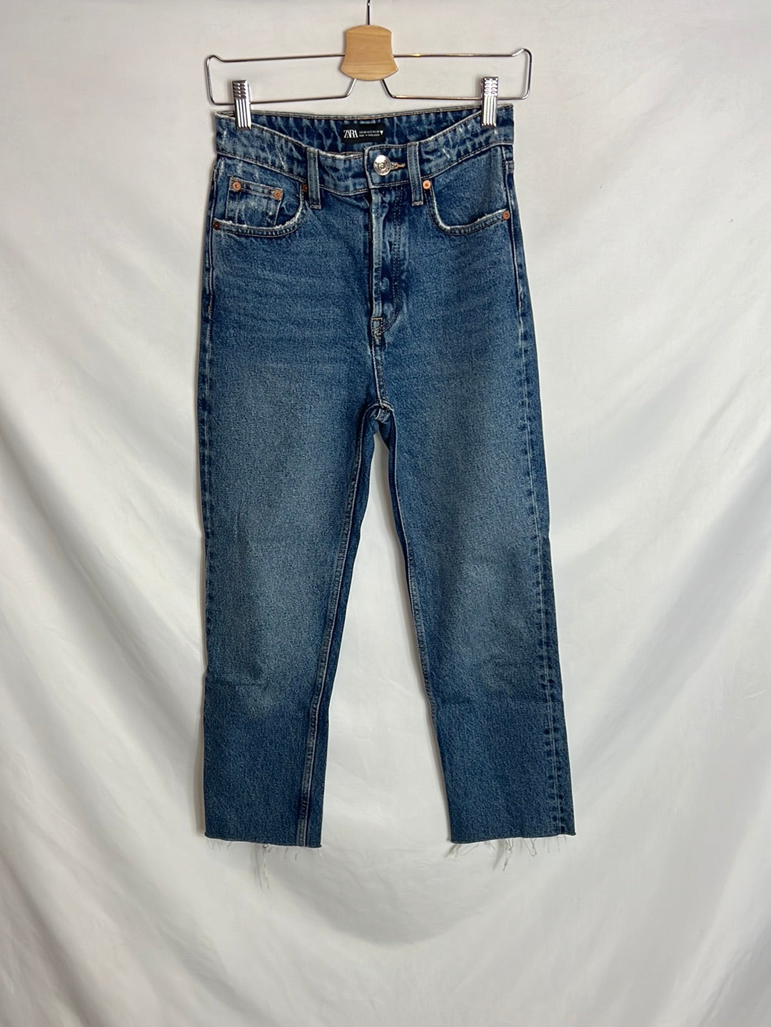 ZARA. Denim recto cropped  desflecado. T 34