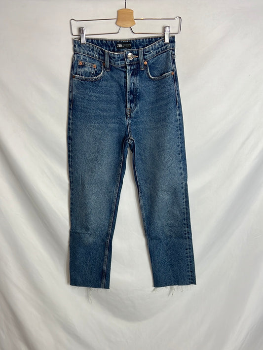ZARA. Denim recto cropped  desflecado. T 34