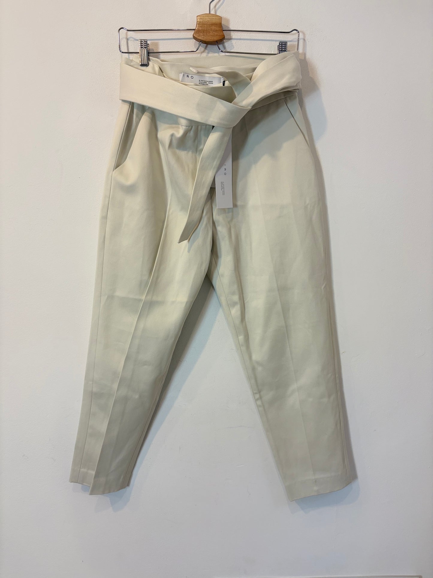 IRO. Pantalón pinzas detalle cinturón. T 38