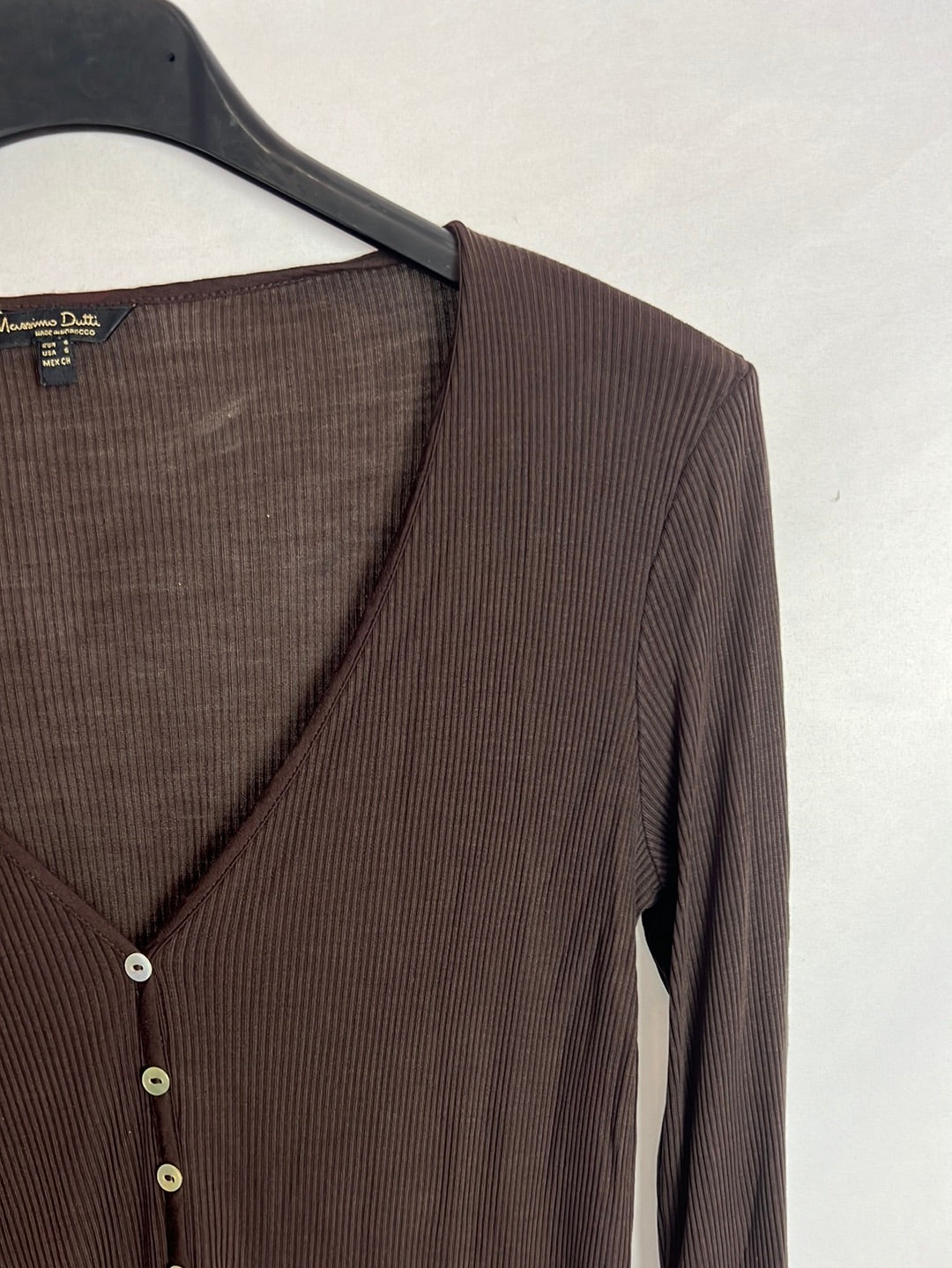 MASSIMO DUTTI. Camiseta marrón canalé T.s