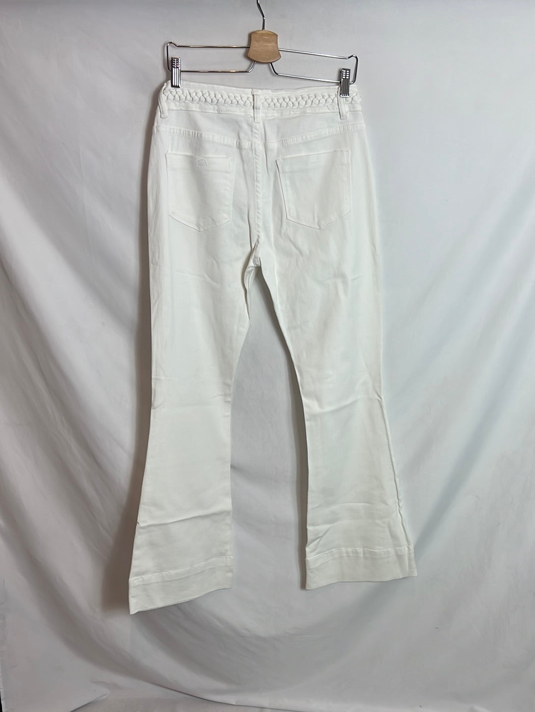 QUEEN HEARTS. Pantalón denim blanco ligeramente acampanado. T XL