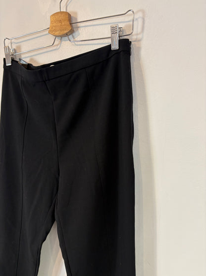 MANGO. Pantalón negro de vestir acampando