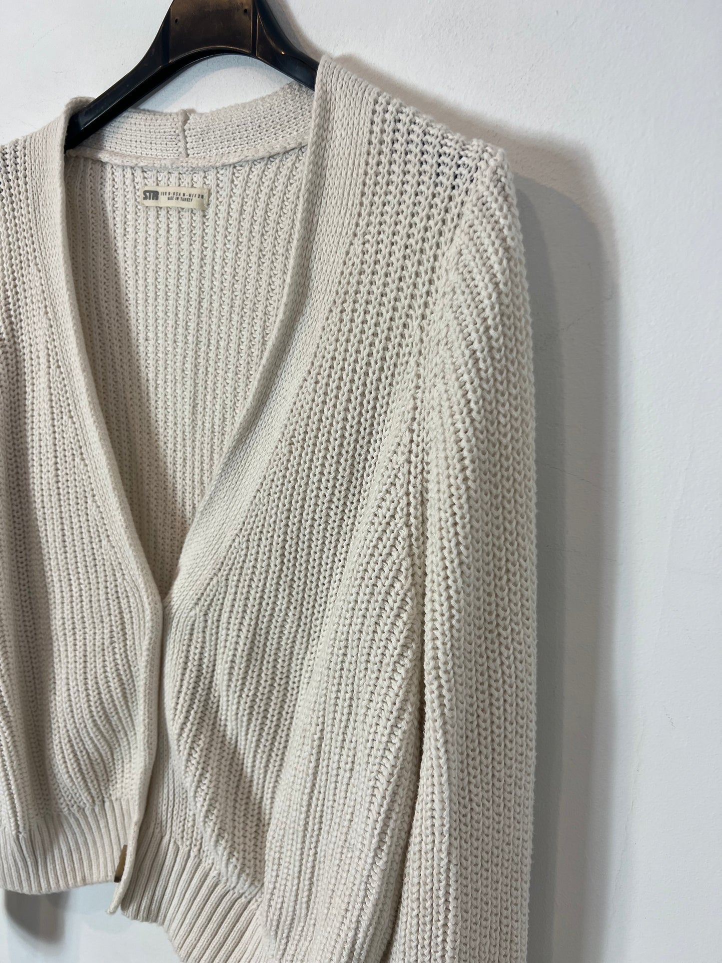 STRADIVARIUS. Chaqueta punto beige claro. T M