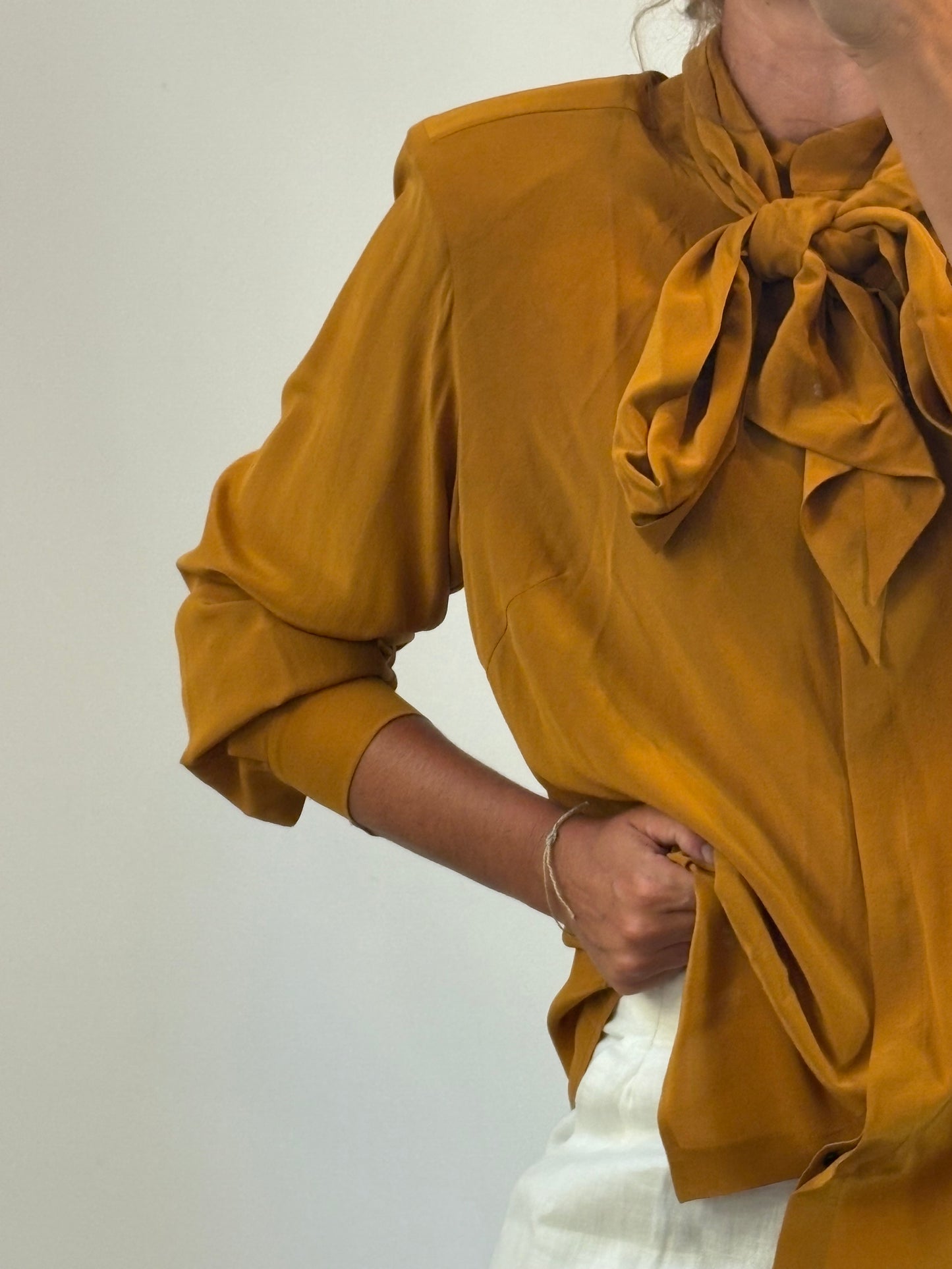 MARINA RINALDI. Blusa seda camel. T 25 (XXL)