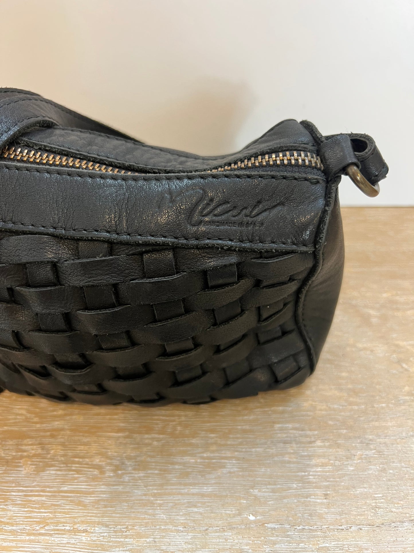 MICUIR. Bolso trenzado negro piel