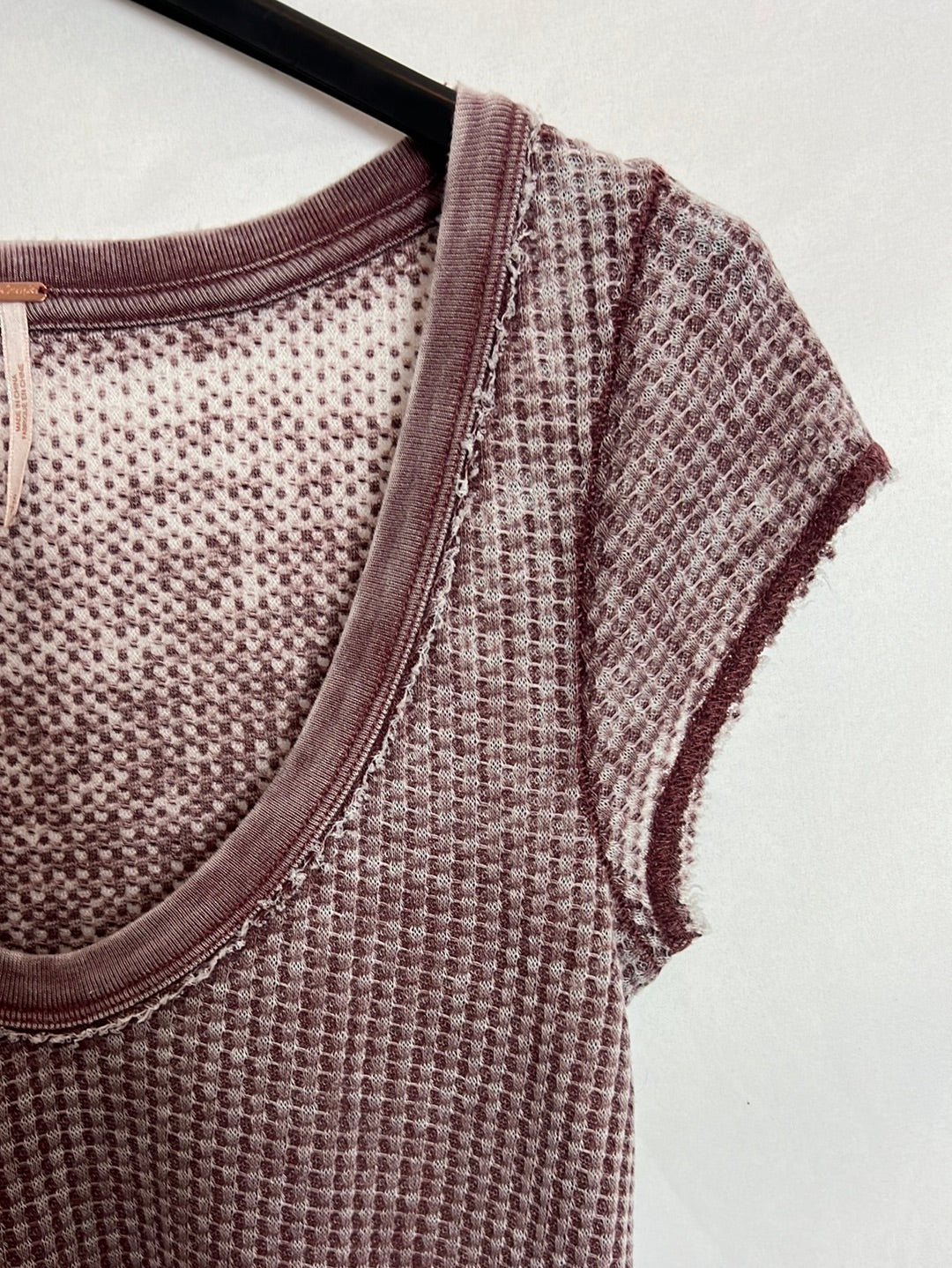 FREE PEOPLE. Textured burgundy T-shirt. TS