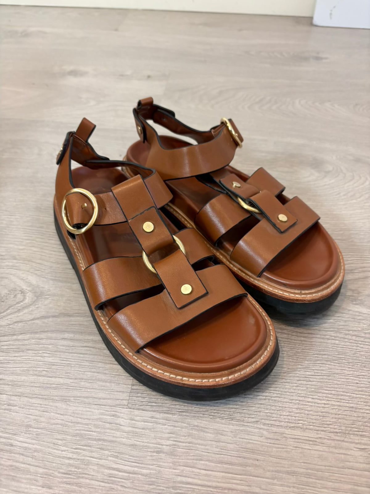 ZARA. Sandalia plana piel hebilla. T 38