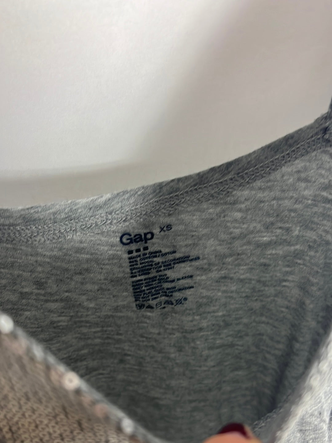 GAP. Camiseta gris lentejuelas T.xs
