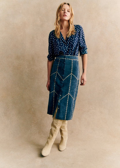 SÉZANE. Falda midi piel azul