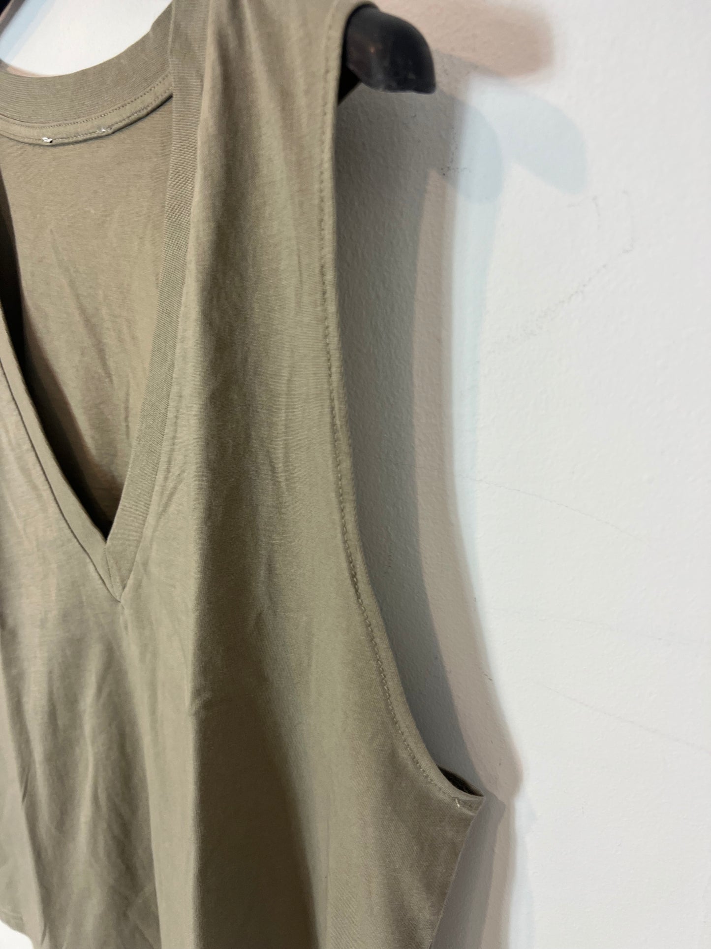 OTRAS. Camiseta verde escote pico. T S