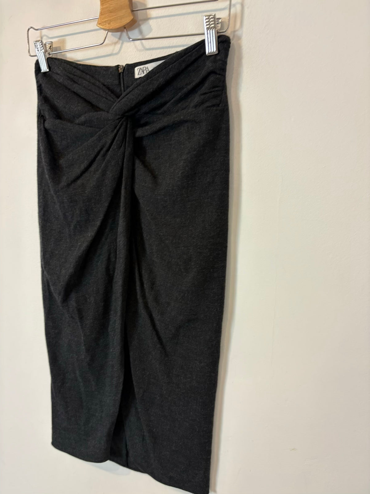 ZARA. Falda midi gris nudo
