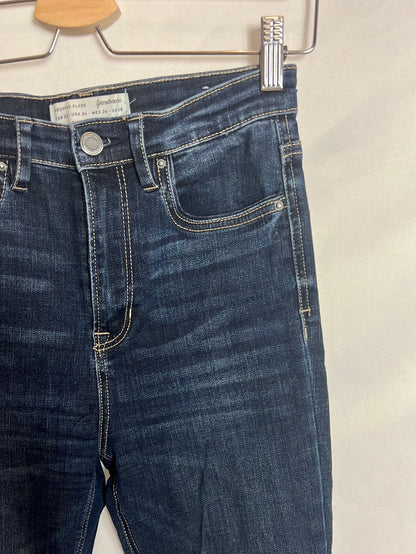 STRADIVARIUS. Slightly flared stretch denim. T 36