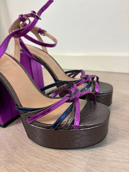 ZARA. Sandalia plataforma tonos metalizados. T 38