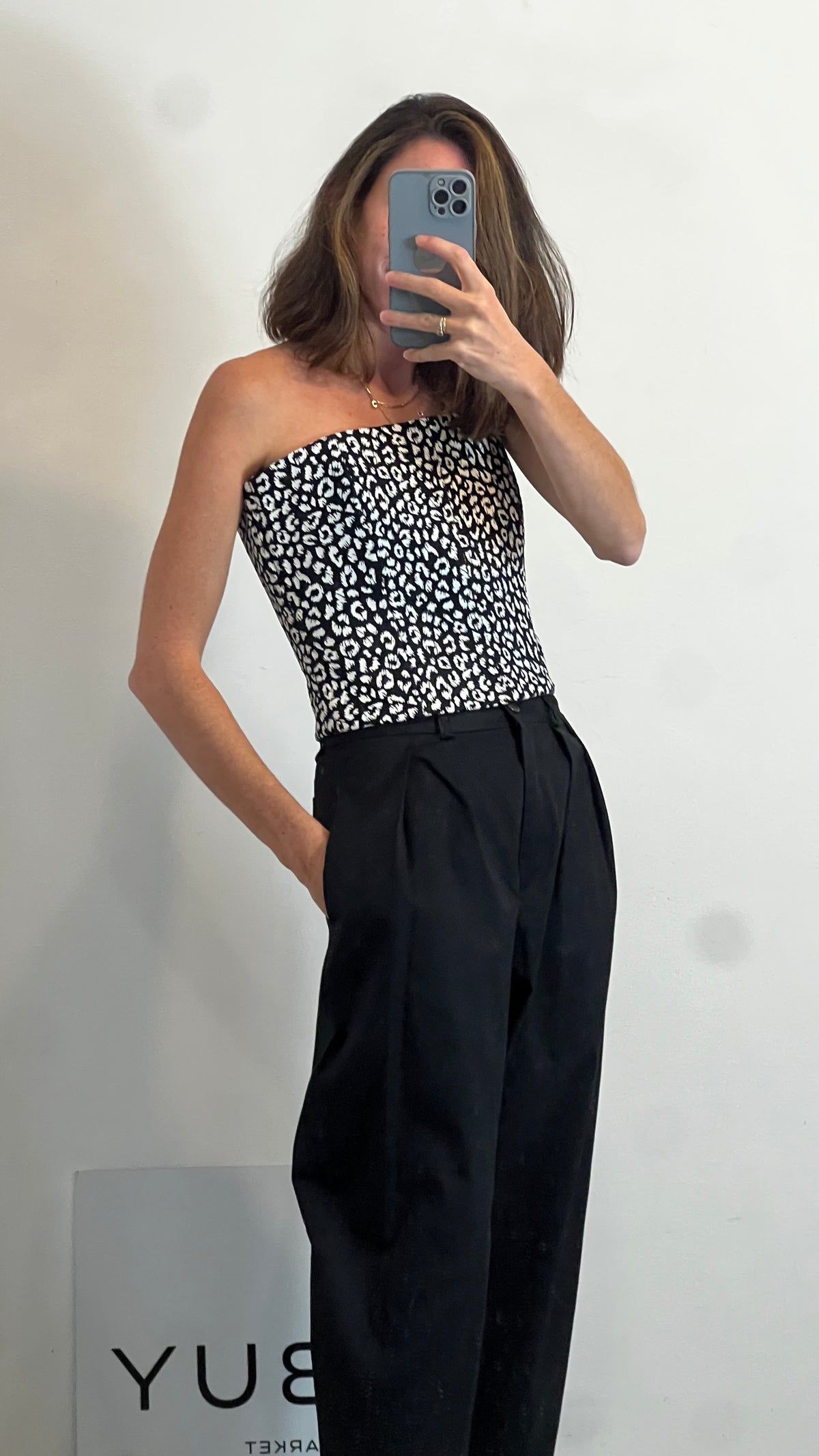 CARMEN MARCH.  Top bustier textura blanco y negro