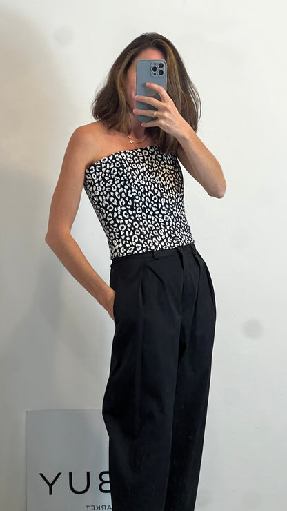 CARMEN MARCH.  Top bustier textura blanco y negro