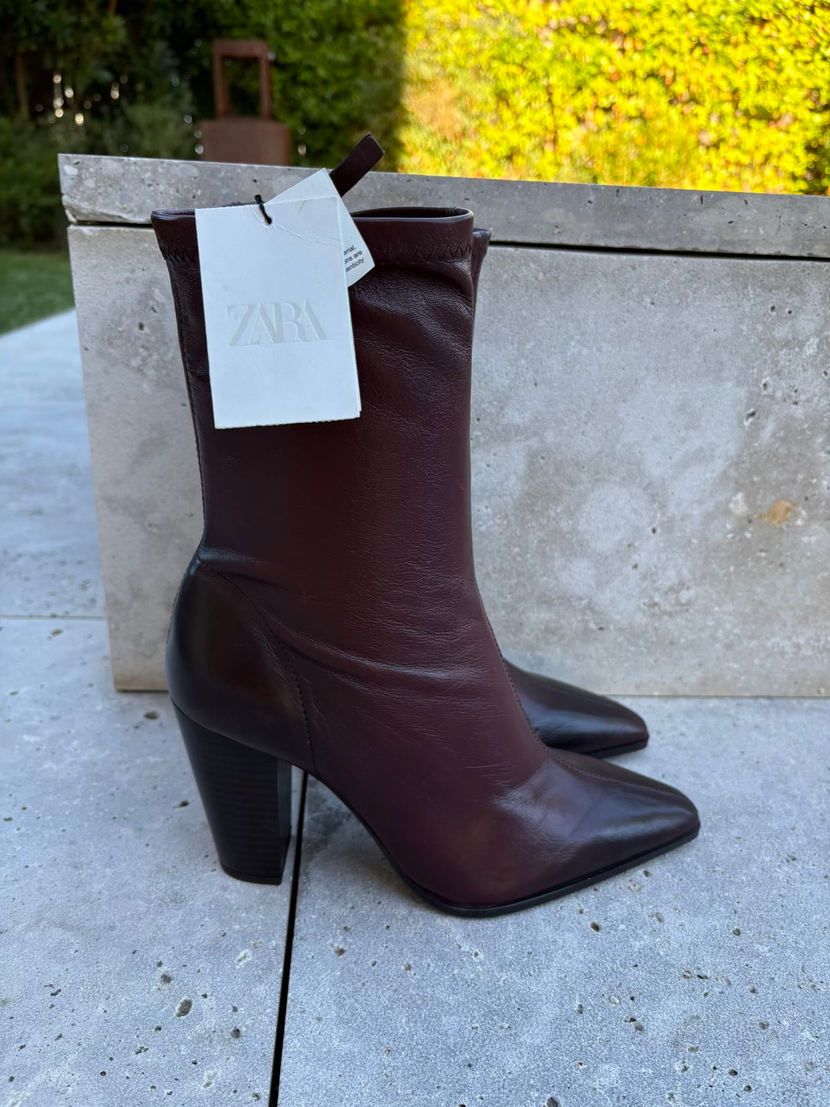 ZARA. Botones piel burdeos. T 39