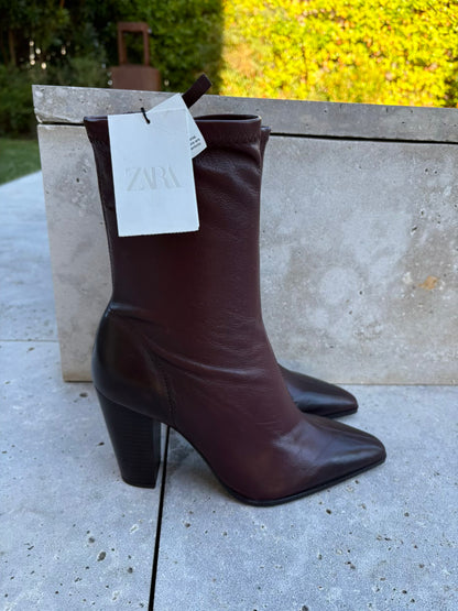 ZARA. Botones piel burdeos. T 39