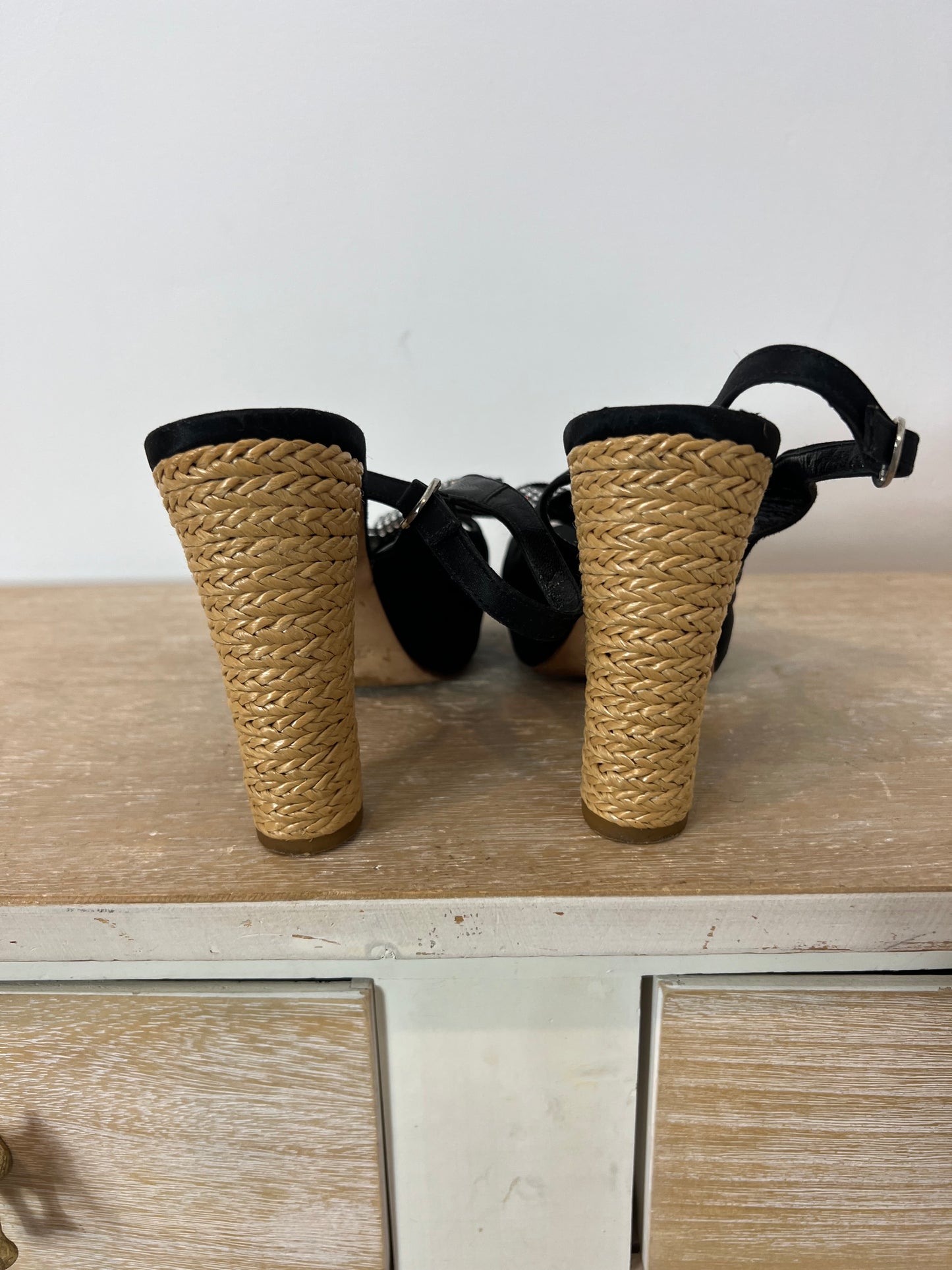 CASTAÑER. Sandalia negra detalles. T 38