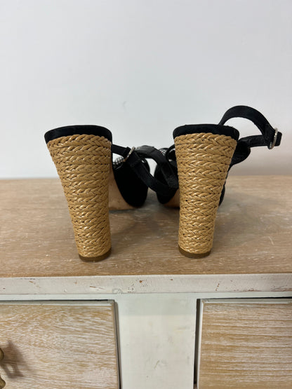 CASTAÑER. Sandalia negra detalles. T 38