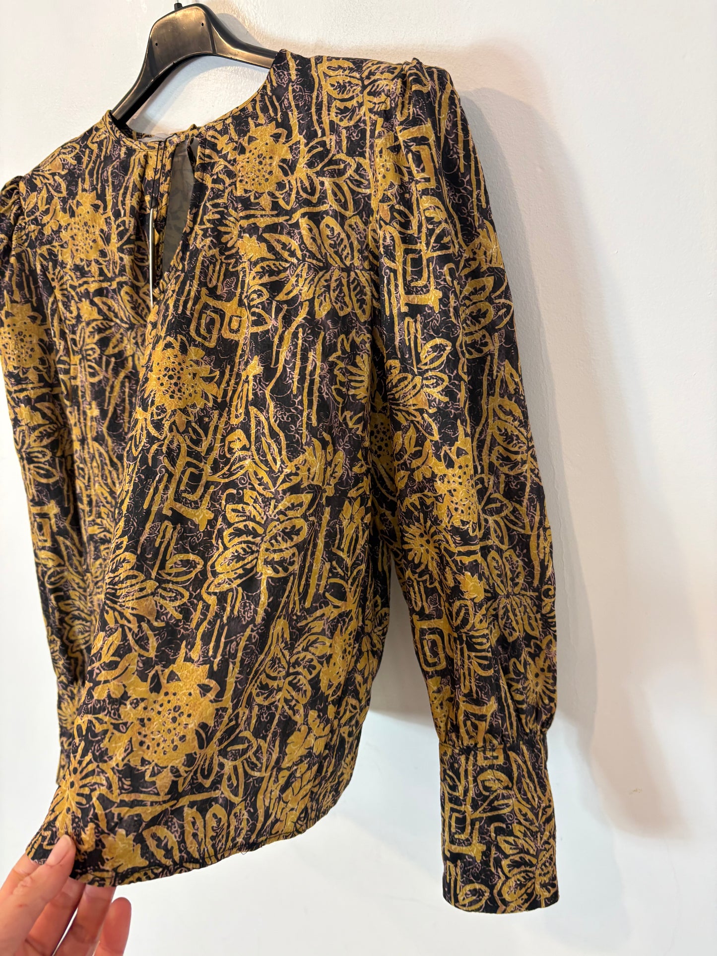 PANAMBI. Blusa estampada hombreras